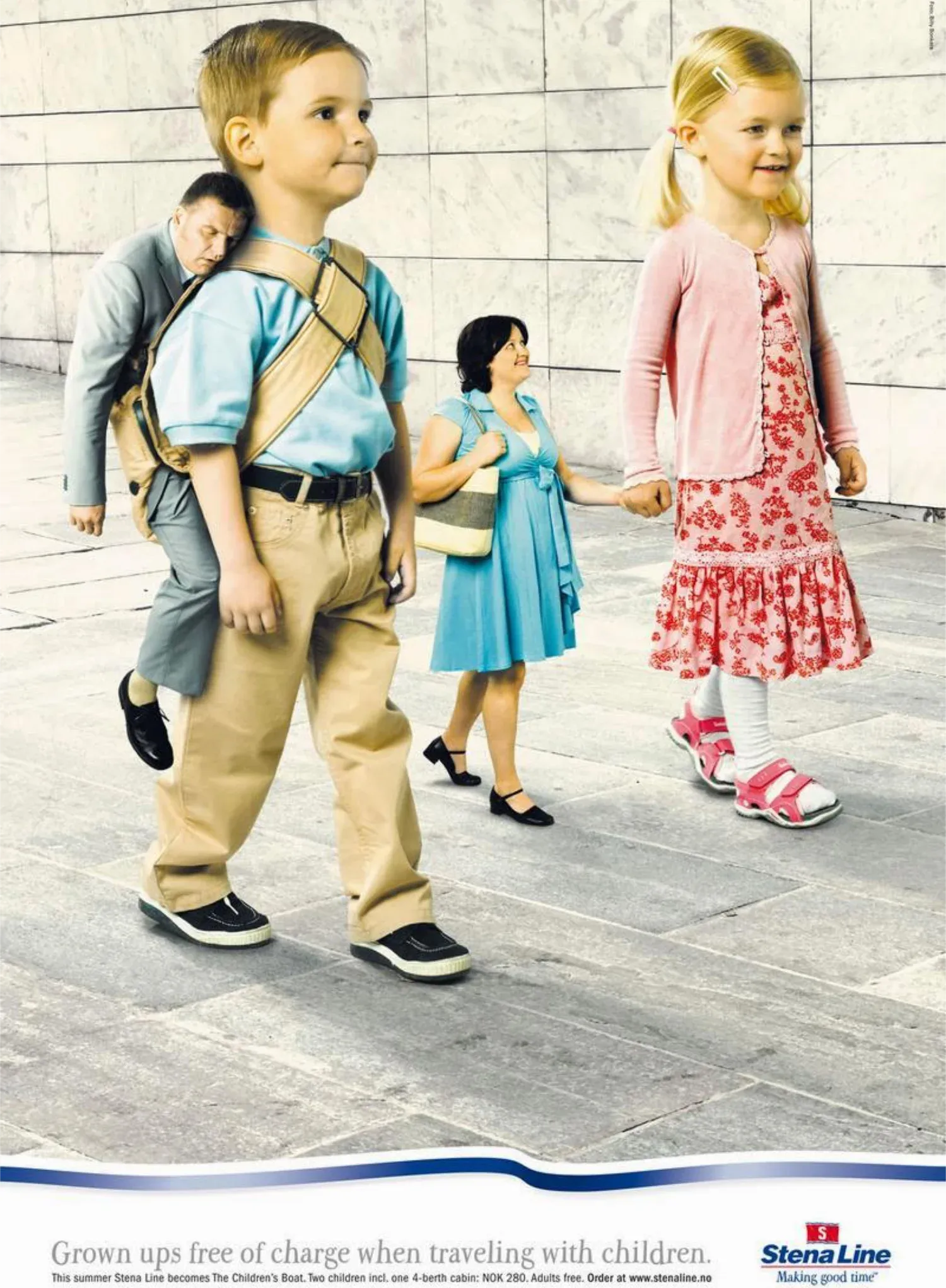 Anuncio de Stena Line en el que dos niños aparecen gigantes caminando por la calle mientras sus padres son diminutos, uno cargado como bebé en la espalda del niño, con el texto Grown ups free of charge when traveling with children
