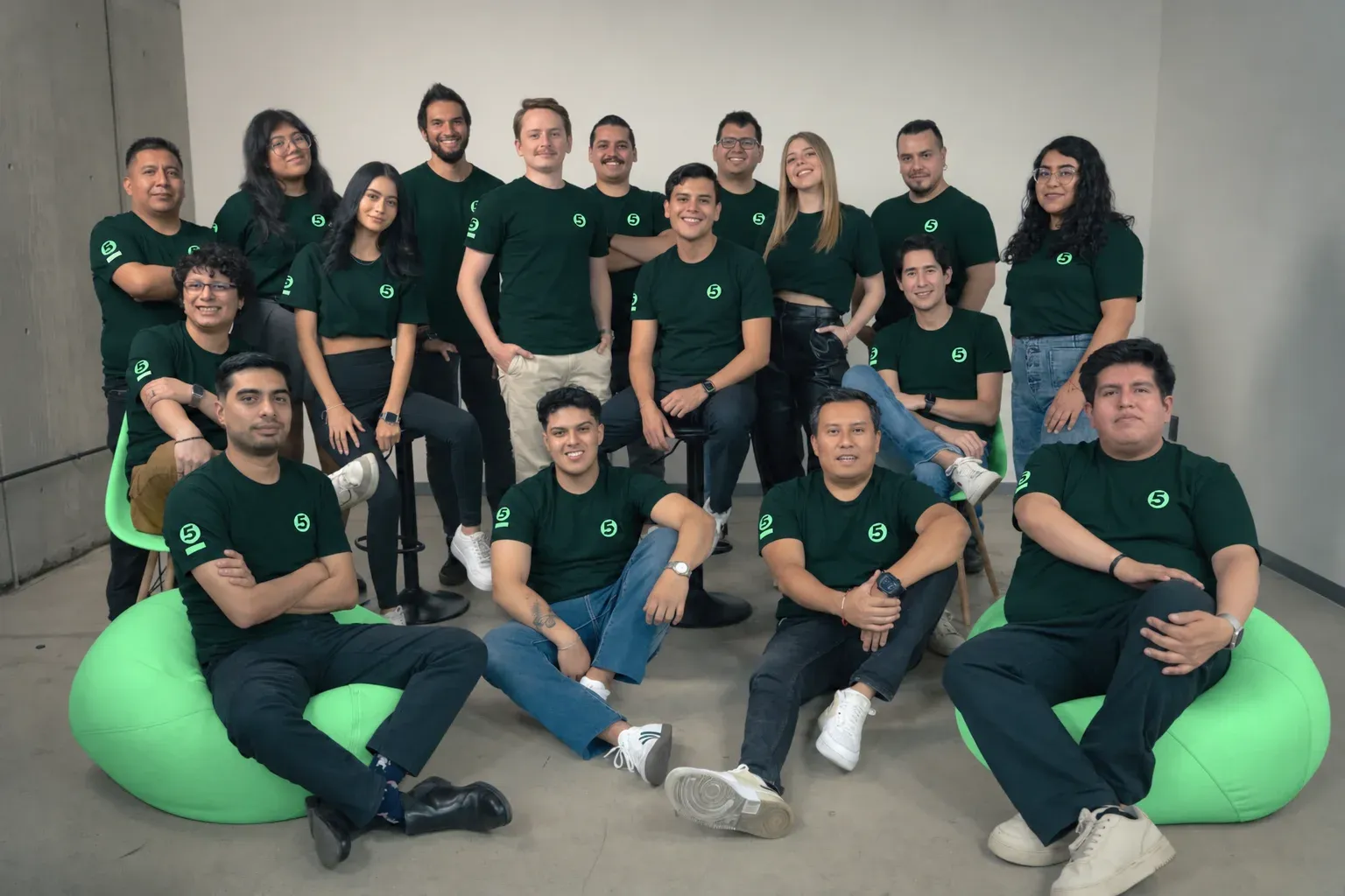 El equipo de Cinco Estudios en el estudio