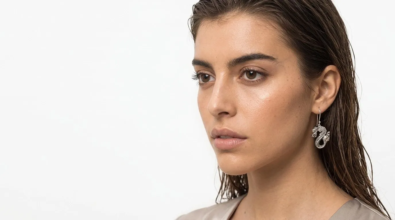 Pau, modelo creada con IA: detalle con el arete