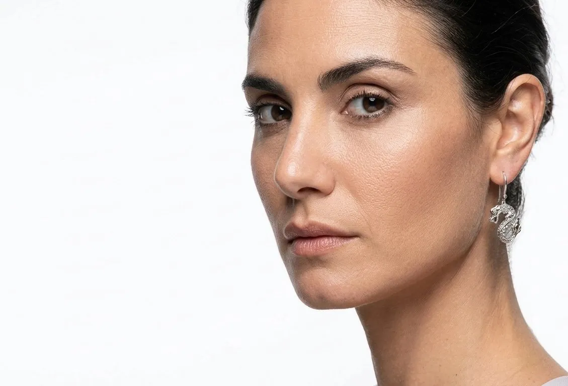 Romina, modelo creada con IA: detalle con el arete